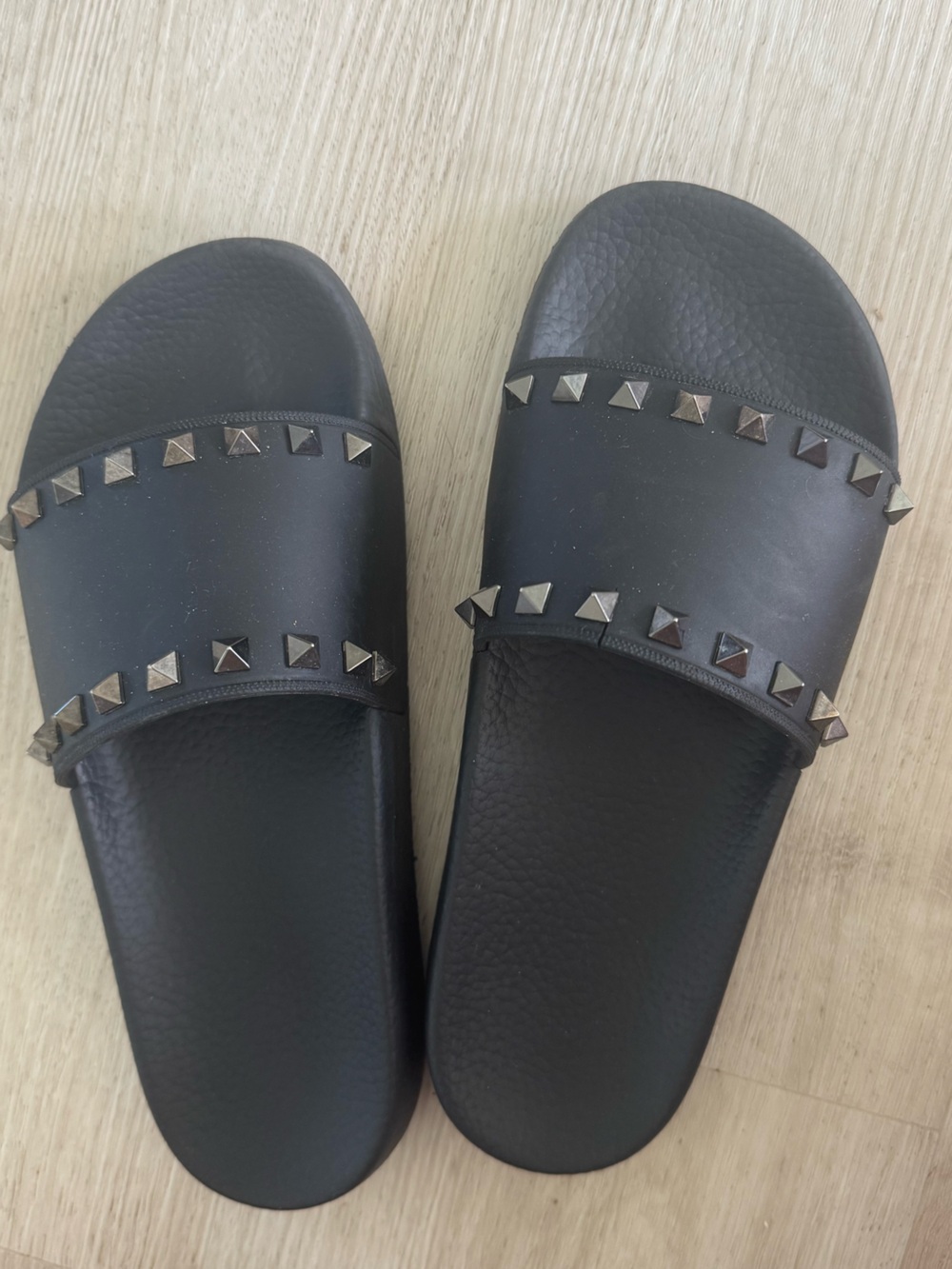 Valentino Garavani Black Pyramid-Stud Slide Sandals